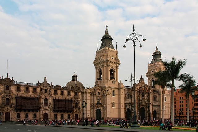 Die Kathedrale an der Plaza de Armas von Lima