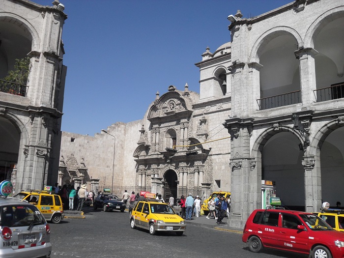 Die Jesuitenkirche an der Plaza de Armas von Arequipa 