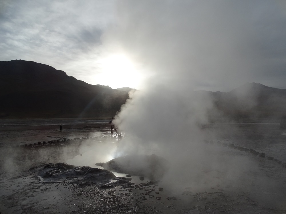 el-tatio-geysire-sonne-dampfwolken