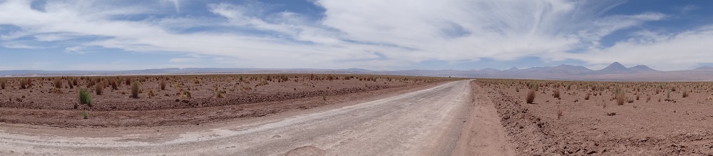 Auf dem Weg von San Pedro de Atacama zur Laguna Cejar. Der markanteste Punkt ist der perfekte Kegel des Vulkan Licancabur. 