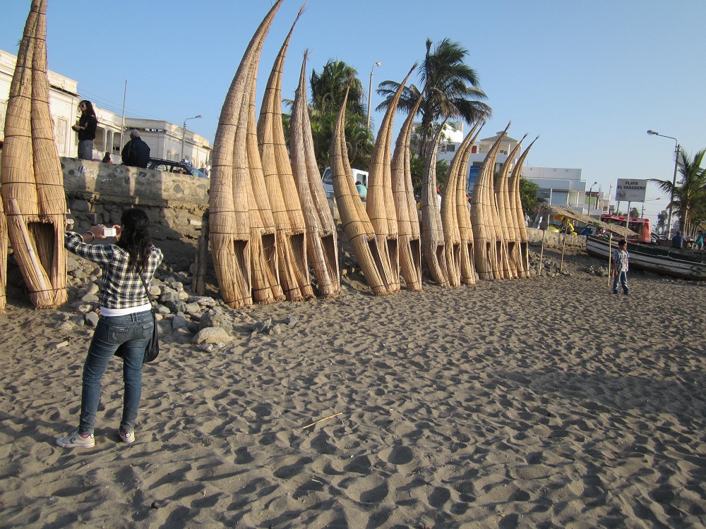 Huanchaco trujillo peru totora schilf boote