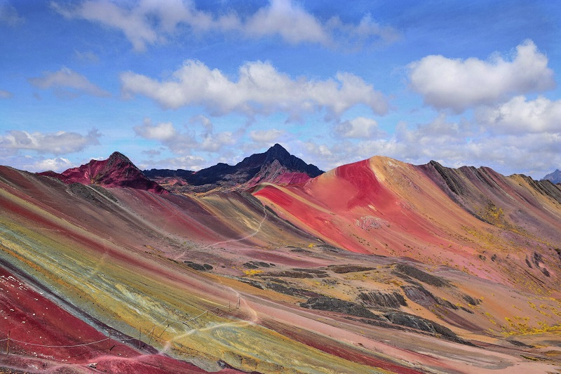 trekking in peru rainbow mountain bei cusco panorama