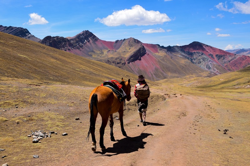 waundern und trekking in peru cusco rainbow mountain