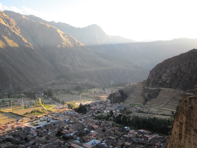 Ausblick von den Vorratsspeichern auf Ollantaytambo