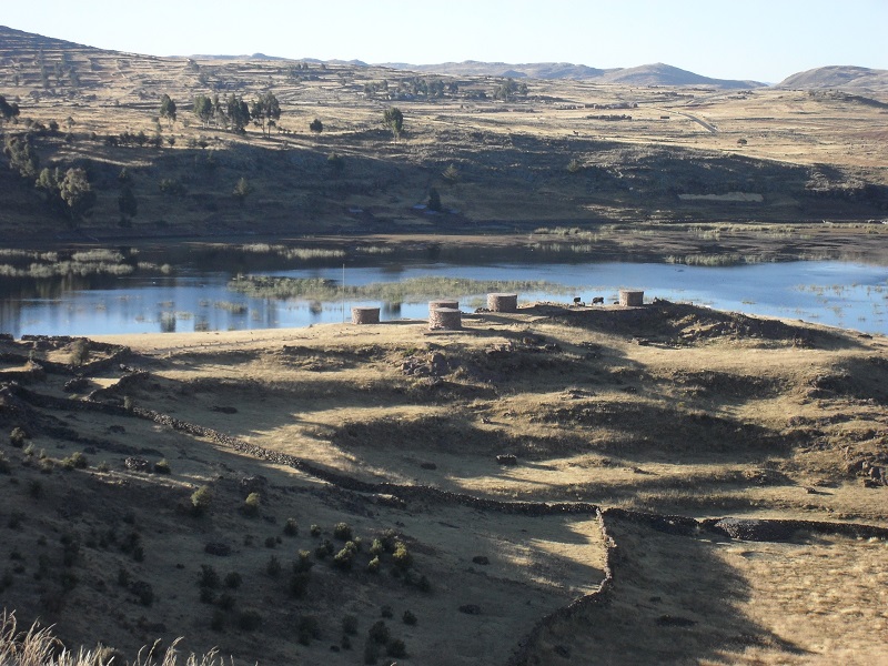 Die Begräbnistürme von Sillustani am Umayo See, der unmittelbar am Titicacasee grenzt. 