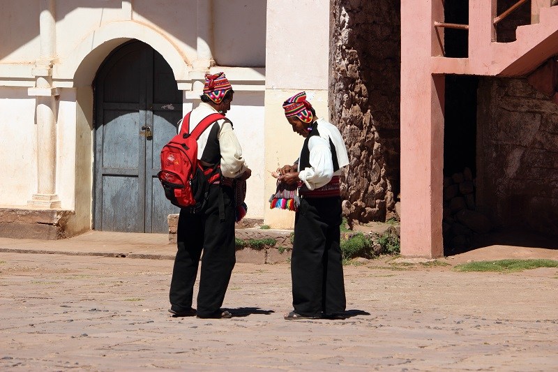 titicaca taquile strickende männer