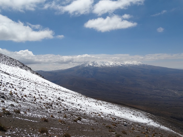Ja, die Landschaft der Anden ist spektakulär. Es ist jedoch notwendig, sich vor Trekking-Touren mit der Höhenkrankheit zu beschäftigen. 