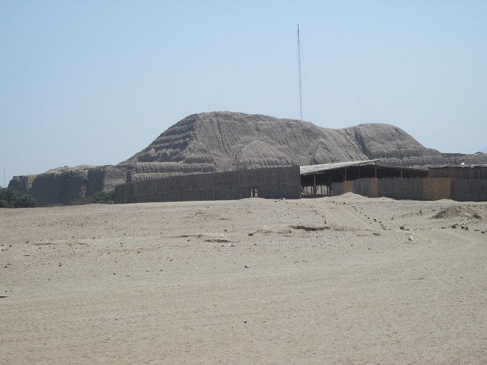 Staetten und Ruinen in Peru Mondpyramide Trujillo 