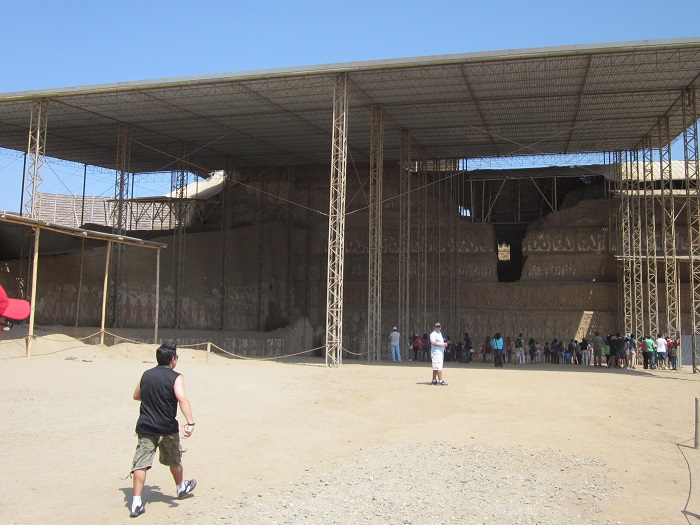 Staetten und Ruinen in Peru Huaca de la Luna