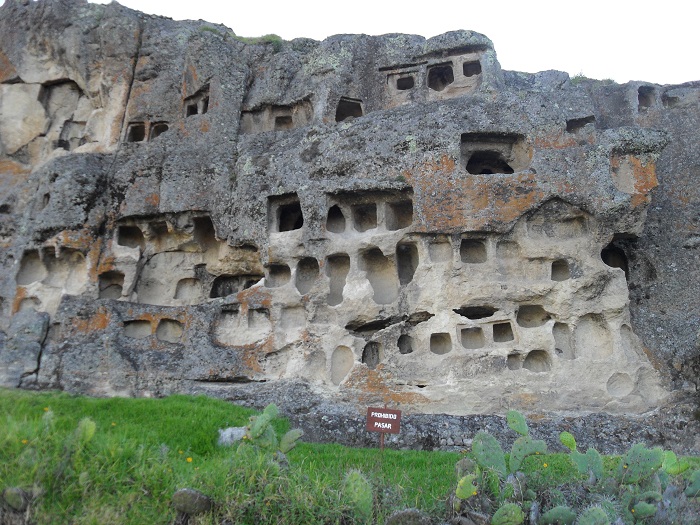 stätten und ruinen in peru - ventanillas de otuzco bei cajamarca