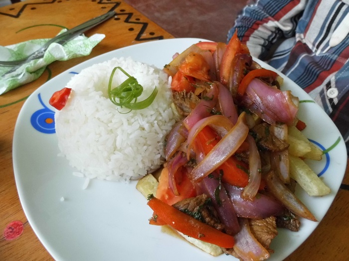 südamerikanische gerichte lomo saltado